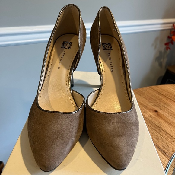 Anne Klein Tan Suede Stunning and comfy heels - Excellent cond.!Size 7 1/2 - Picture 2 of 8